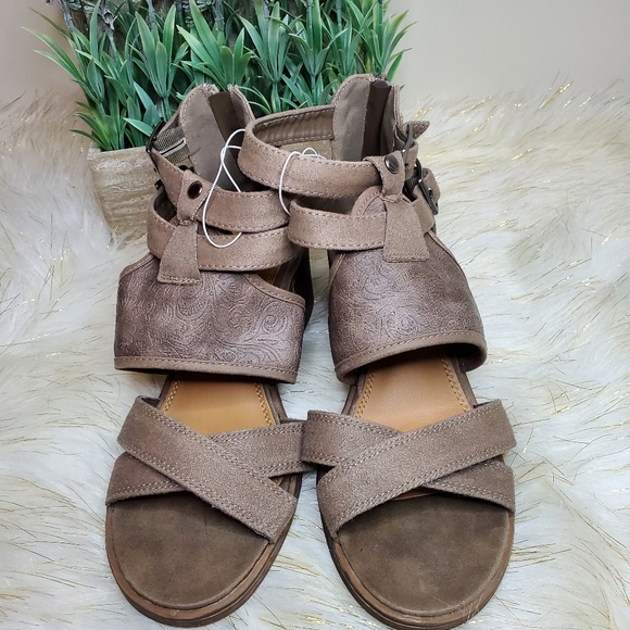SOLD✅️Women Sandals - Picture 2 of 6